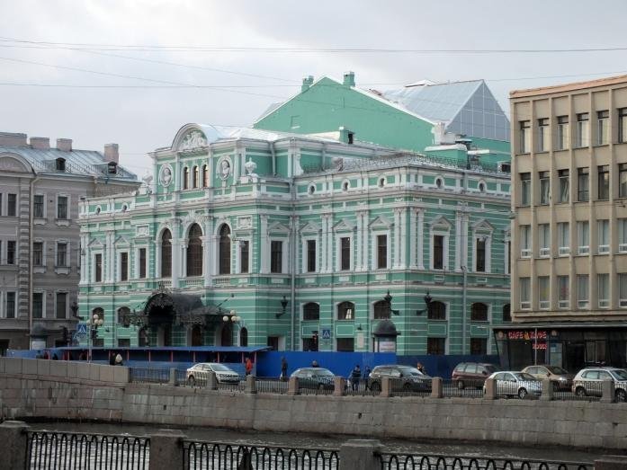 МВД заподозрило мошенничество при реконструкции огромного драматического театра