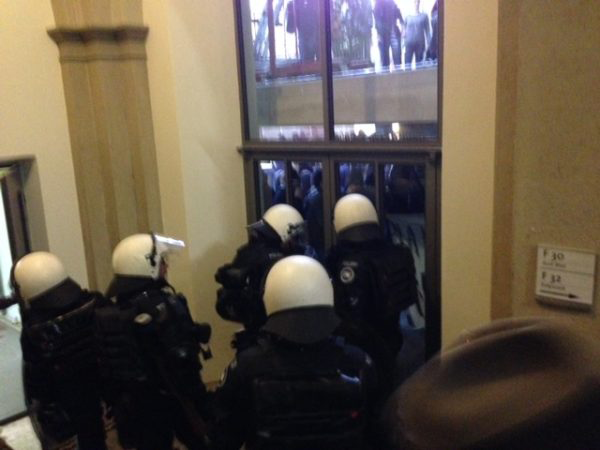 Швейцарские полицейские на входе в конференц-зал в Цюрихе