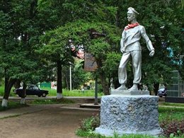 Памятник Павлику Морозову в Глазове Памятник Павлику Морозову в Глазове