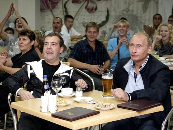 Путин и Медведев в баре