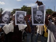 Демонстранты с изображениями Путина