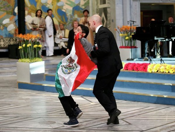 Неизвестный с флагом Мексики на церемонии вручения Премии мира
