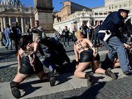 Активистки Femen на площади св. Петра