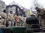 Бойцы «Айдара» у здания Минобороны Украины