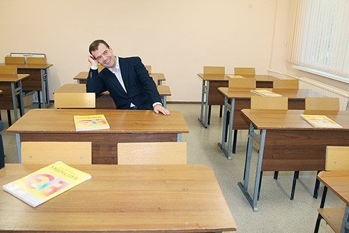 Дмитрий Медведев за партой