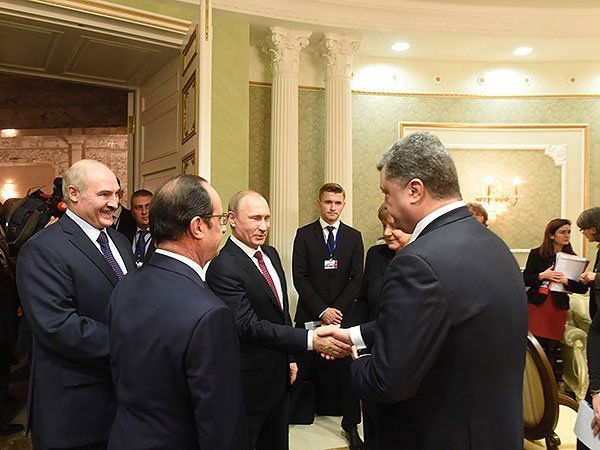 «Коммерсант» поведал о тайном телефонном разговоре В.Путина и Петра Порошенко