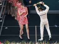 Хэмилтон обливает девушку шампанским