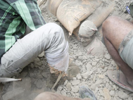 Человек, оказавшийся под завалами после землетрясения. Катманду
