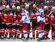 Хоккеисты сборных Канады и России после финального матча ЧМ 2015