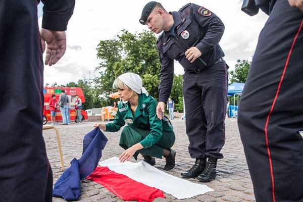 Задержание Надежды Толоконниковой и Катрин Ненашевой