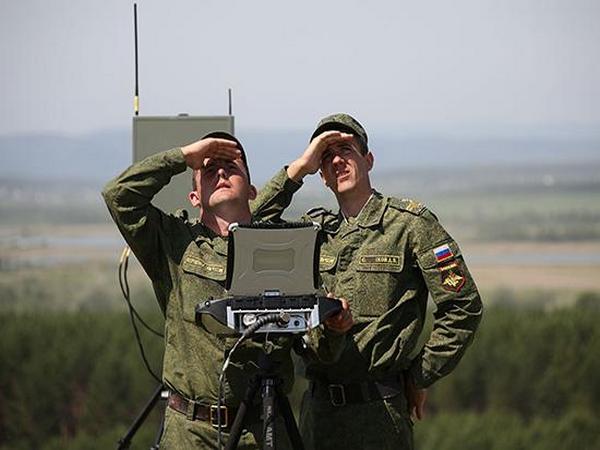 Российские военные наблюдают за беспилотником