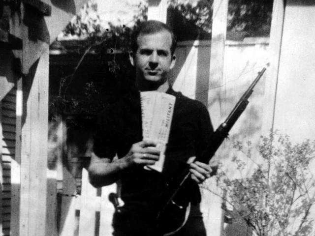 Ли Харви Освальд с винтовкой