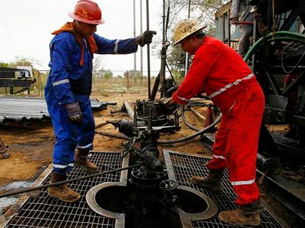 Рабочие обслуживают нефтяную скважину