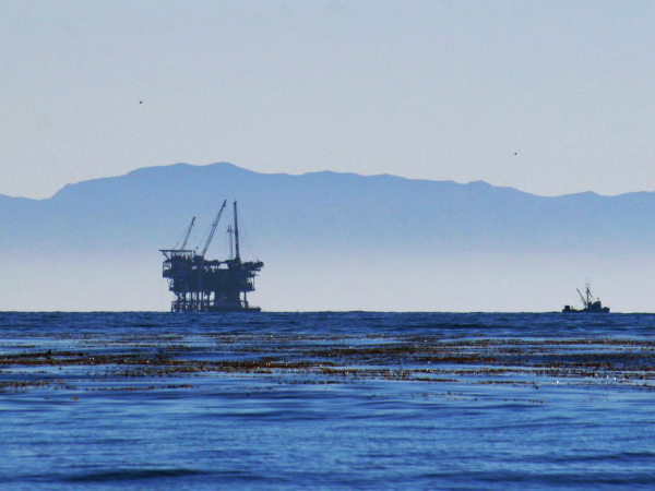 Нефтяные платформы у побережья Калифорнии