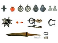 Предметы 12 века: серьги, пряжки, колт, нож, найденные в Козмодемьянском раскопе