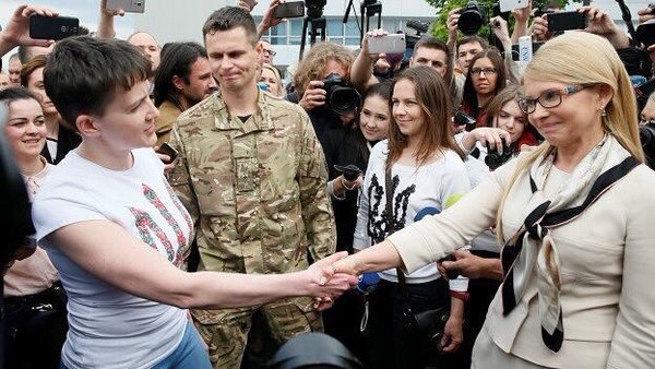 Надежда Савченко и Юлия Тимошенко в аэропорту