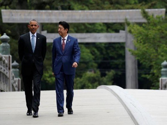 Барак Обама и Синдзо Абэ в храме Исэ