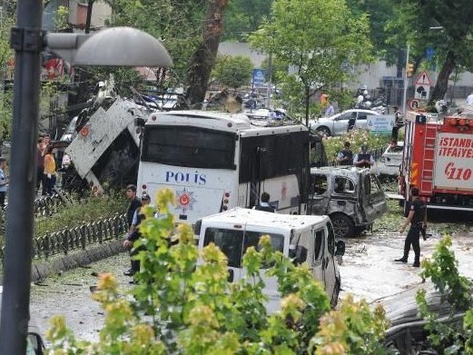 Взорванный автобус полиции в Стамбуле