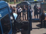 Журналисты у автобуса с задержанными российскими болельщиками