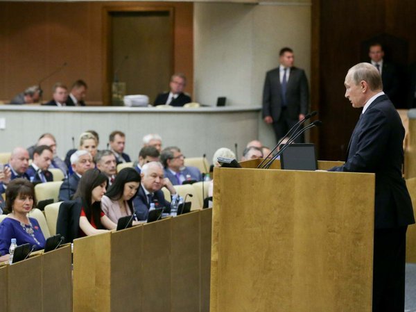 Владимир Путин выступает на пленарном заседании Госдумы