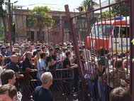 Беспорядки в Сухуме. Участники митинга оппозиции выламывают ворота МВД.