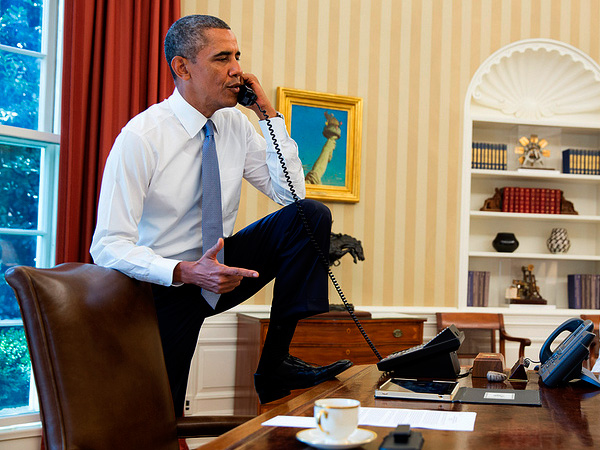 Б. Обама разговаривает по телефону