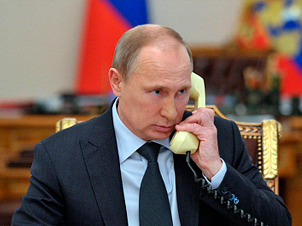 В.Путин говорит по телефону.