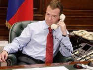 Дмитрий Медведев говорит по телефону
