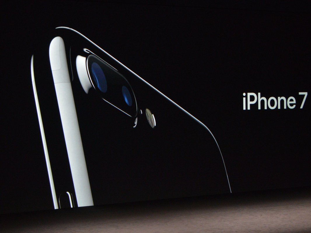 Почему Apple советует носить iPhone 7 в чехле?