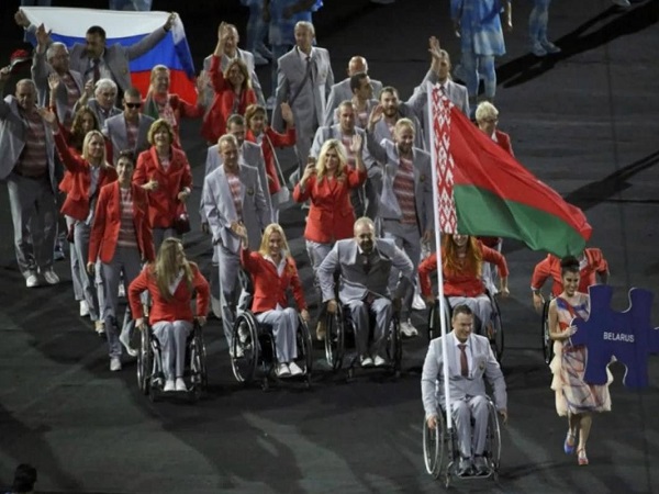 Российский флаг на открытии Паралимпиады в Рио