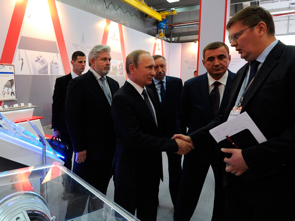 В.Путин на выставке продукции гражданского назначения, разработанной российскими оборонными предприятиями