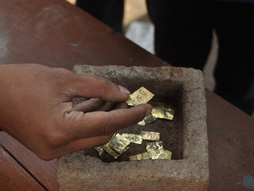 Gold-plates-in-stone-box-8th-c-JP-Ganug-