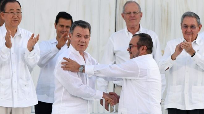 Президент Колумбии подписал мирное соглашение с лидером повстанцев.