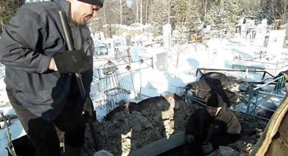 В Ревде неплательщики алиментов и штрафов обязали рыть моглы на местном кладбище.