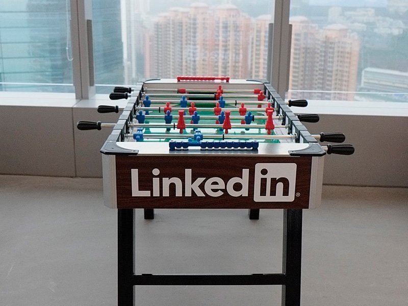 Настольный футбол с логотипом Линкед Ин LinkedIn