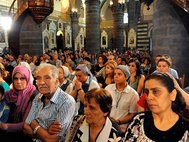 Сирийские христиане в церкви.