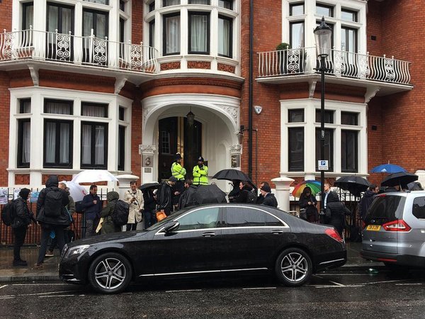 Репортеры у посольства Эквадора в Лондоне
