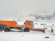 Аэропорт, снегопад.