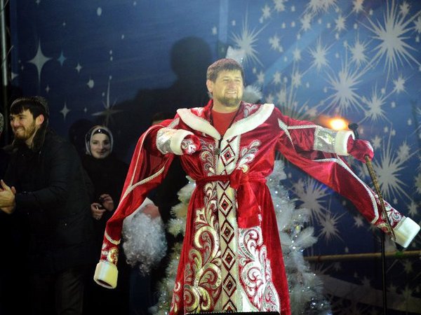 Рамзан Кадыров в костюме Деда Мороза.