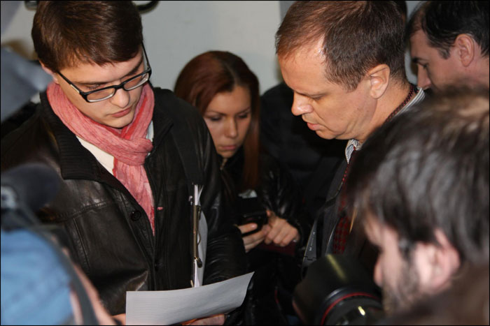 Проверяющие их прокуратыры, налоговой инспекции и МВД в офисе НИЦ "Мемориал". Петербург, март 2013
