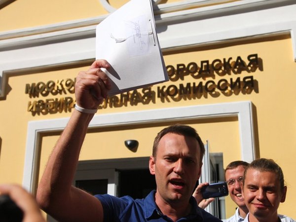 Алексей Навальный подает подписи муниципальных депутатов для регистрации в качества кандидата в мэры Москвы. 2013