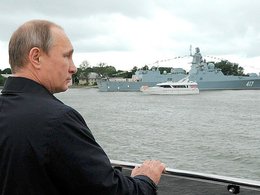Владимир Путин на параде ВМФ.