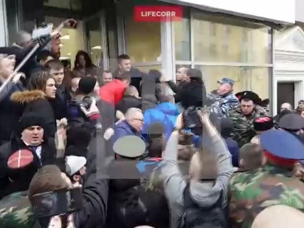 Навального избили в Волгограде за «глумление» над монументом «Родина-мать»