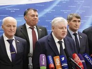 Лидер "Справедливой России" Сергей Миронов (в центре) с членами партийной фракции в Госдуме