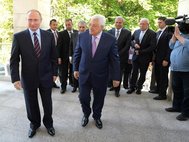 Президент РФ Владимир Путин и лидер Палестины Махмуд Аббас