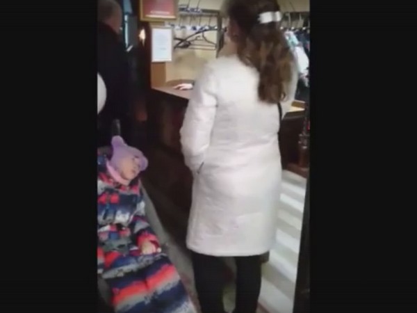 Ребенок в коляске в кафе Мурманска