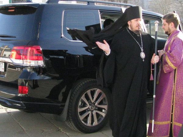 Епископ Нектарий (слева) на фоне своего внедорожника в Орловской области