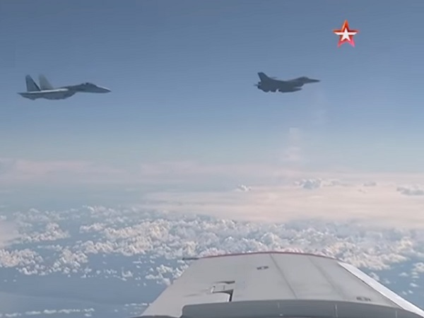 Су-27 сопровождает F-16