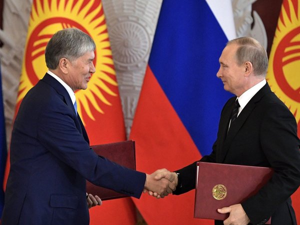 Владимир Путин и Алмазбек Атамбаев после подписания Декларации об укреплении союзничества и стратегического партнёрства между РФ и КР