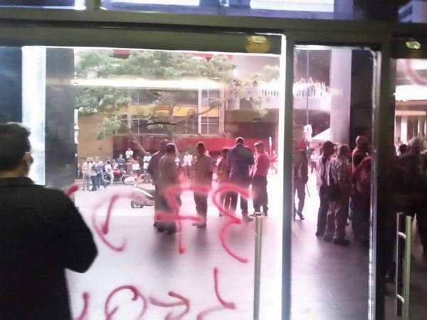 Протестующие разрисовали вход в здание парламента Венесуэлы